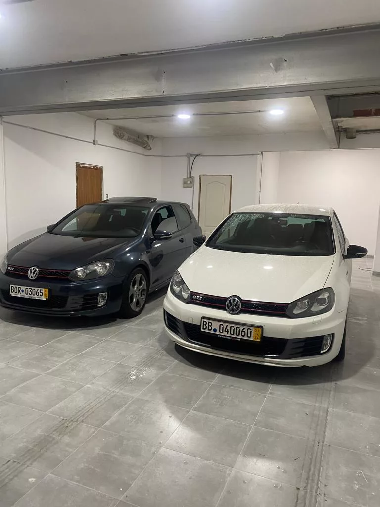 importación de coches de Alemania a España y Dubai. En la imagen hay Volkswagen Golf GTI